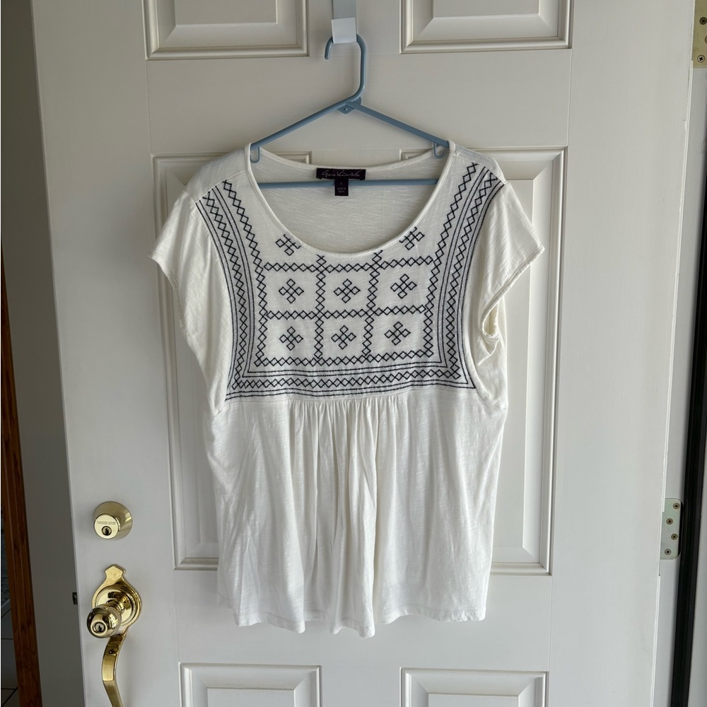 Gloria Vanderbilt White and Black Embroidered Blouse